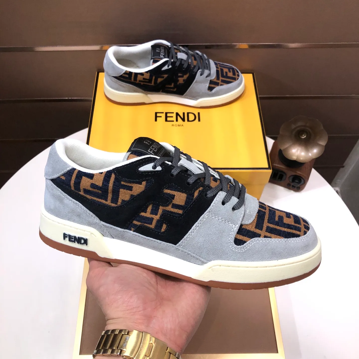 Men's men's shoes 💰600💰 Fendi 2023 latest couple model 🔥 Many 💑 stars have the same style FD match Original one-to-one replica Designer Kim Jones's first sneaker fendi match and Donkey brand Trainer basketball sneakers Material: Original silk leather Lining: Breathable mesh Packaging: Original 1:1 matching high-end packaging Size: Female 35-40 Male 38-44 (45 46. Custom-made (no return or exchange)